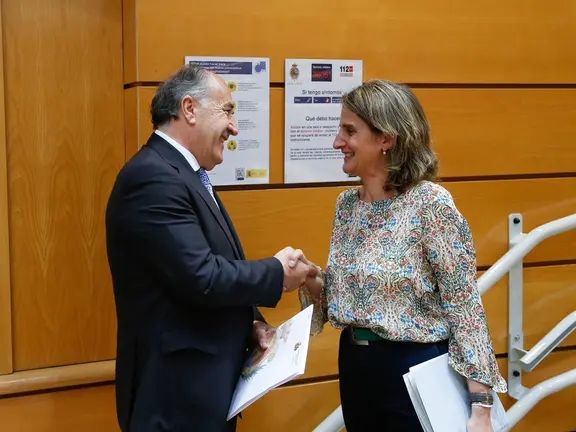Landaluce entrregando la carta a la vicepresidenta