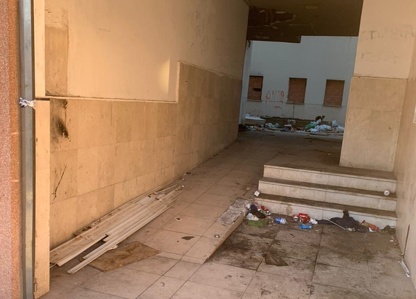 Acceso al edificio en el Secano