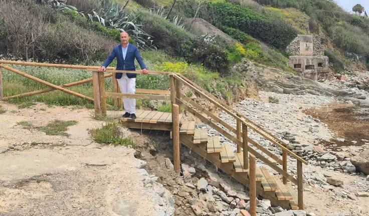 escalera de madera en los delfines