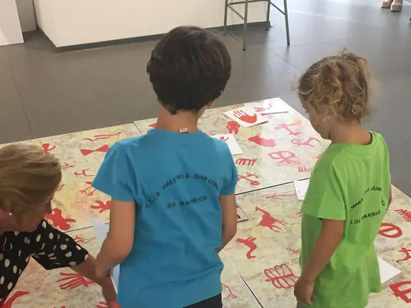 ni&ntilde;os jugando al gigante