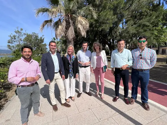 Foto de grupo de la visita de los candidatos del PP a Los Barrios
