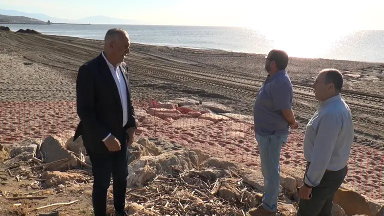 Alcalde y concejales, en la playa