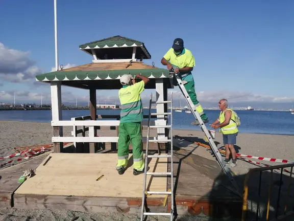 Instalaci&oacute;n de mobiliario en las playas linenses