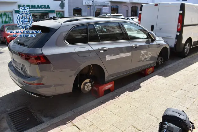 Uno de los veh&iacute;culos, tras el robo de las ruedas