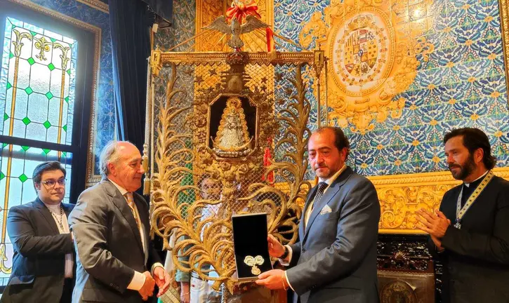 Entrega de la medalla de la ciudad a la Hermandad del Roc&iacute;o