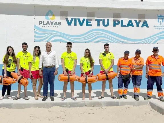 El concejal &Aacute;ngel Mart&iacute;nez con trabajadores de la playa
