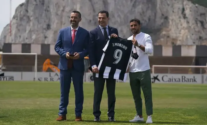 Juanma Moreno, en el estadio linense