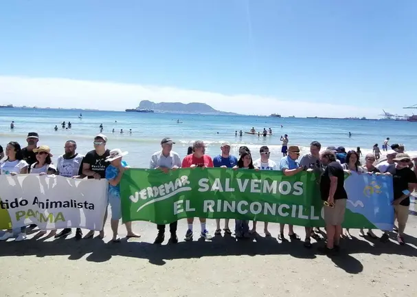 Roc&iacute;o Arrabal, en una protesta en la playa de El Rinconcillo