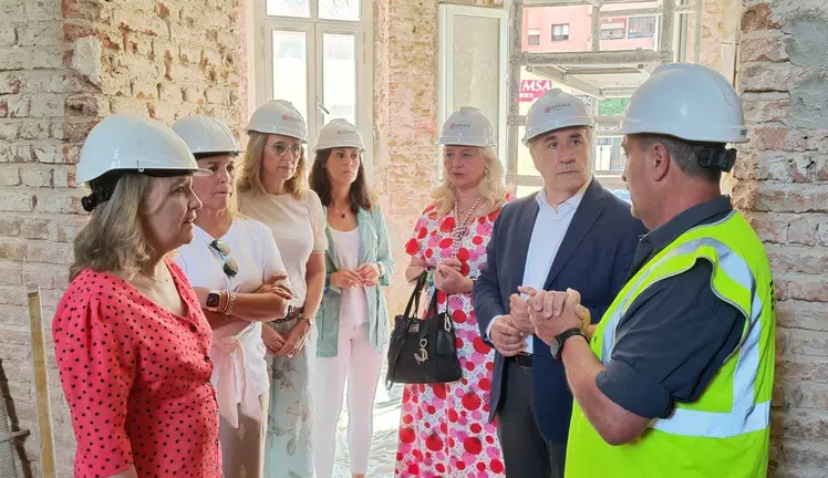 Las autoridades reciben detalles de la obra