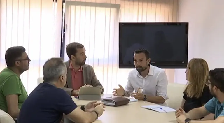 El candidato por C&aacute;diz de Por Andaluc&iacute;a, Mart&iacute;n Vila, con el presidente de la Asociaci&oacute;n de J&oacute;venes Empresarios de C&aacute;diz (AJE), Juan Antonio Parra. - POR ANDALUC&Iacute;A