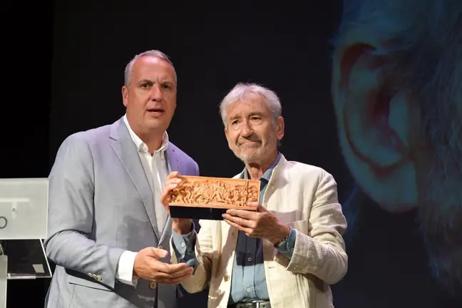 Jos&eacute; Sacrist&aacute;n, recibiendo la reproducci&oacute;n del &Eacute;xodo de Ortega Bru