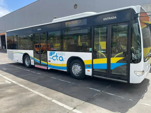 Un autob&uacute;s en la sede de Algesa