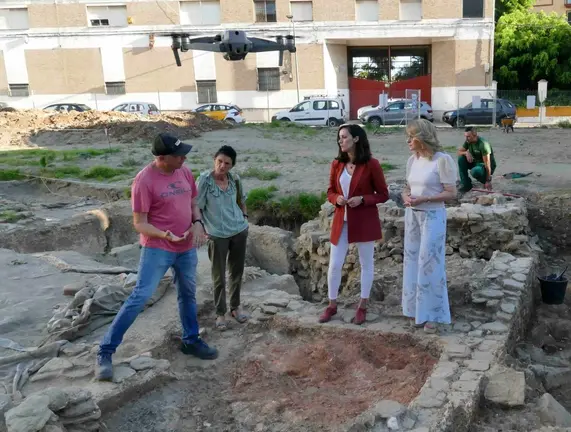Visita de las ediles al yacimiento de la factor&iacute;a de salazones