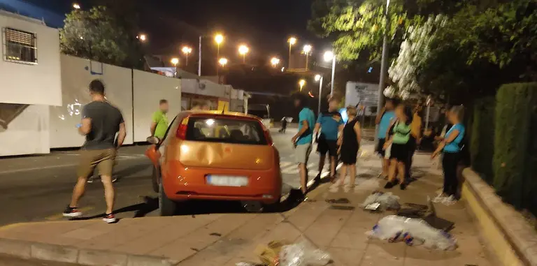 Lugar en el que fue detenido el conductor, tras colisionar con varios coches y mobiliario urbano (1)