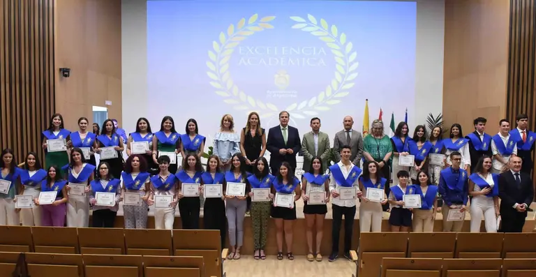 Entrega de becas a la excelencia acad&eacute;mica