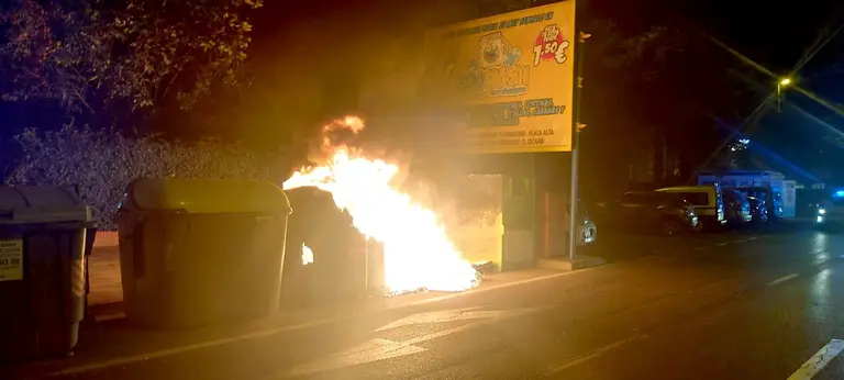 Uno de los contenedores incendiados