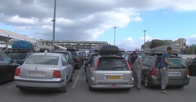 Coches en el preembarque del puerto de Algeciras