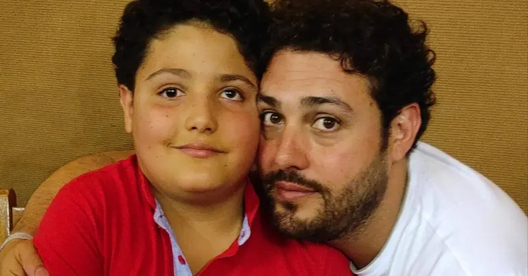 Daniel L&oacute;pez, junto a su hijo