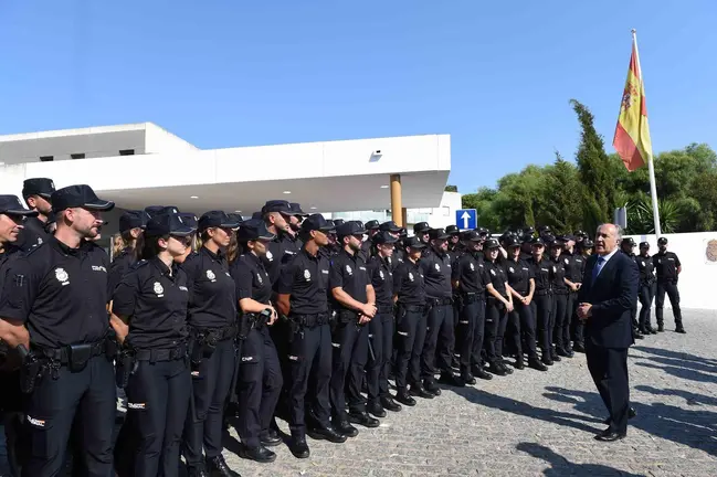 Landaluce recibe a los nuevos agentes en pr&aacute;cticas