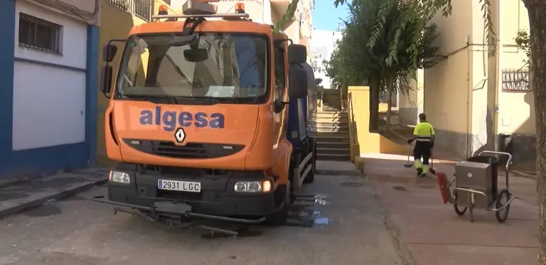 Un operario de Algesa en tareas de limpieza