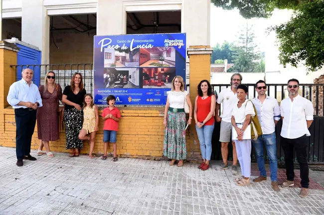 Landaluce, junto a la familia de Paco de Luc&iacute;a en el futuro centro de interpretaci&oacute;n