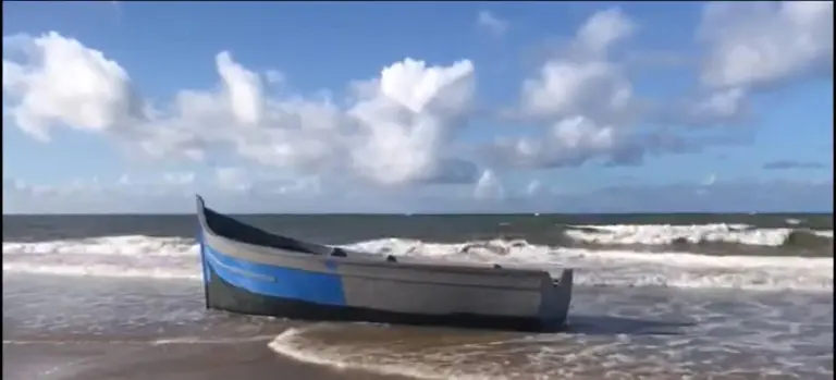 Una patera abandonada en la playa