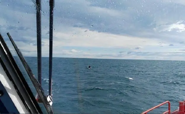 Un inmigrante cruza el Estrecho en una tabla de surf, en una imagen de archivo
