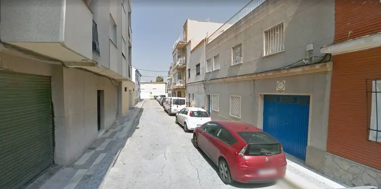 Veh&iacute;culos aparcados en una calle de la Villa Vieja