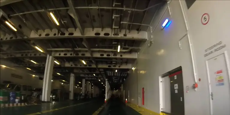 Bodega de vehiculos en un ferry del Estrecho