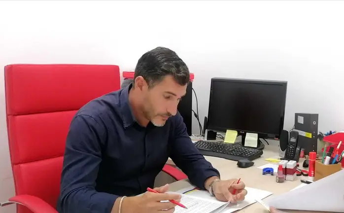 Fran Fern&aacute;ndez trabajando en despacho