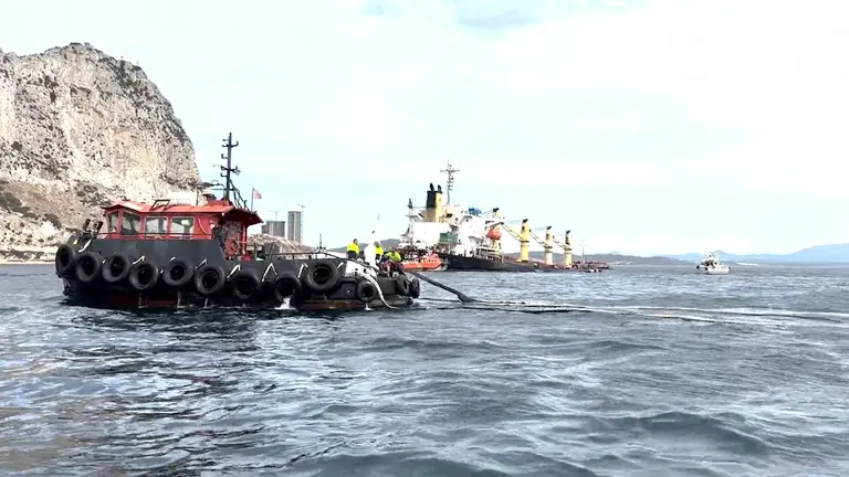Extracci&oacute;n de gas&oacute;leo, junto al 'OS 35'