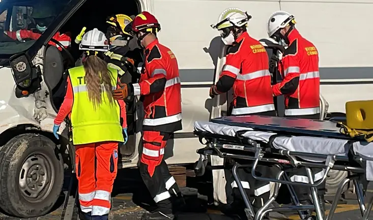 Bomberos y sanitarios durante la intervenci&oacute;n