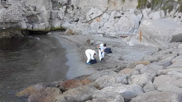 Operarios retitan hidrocarburos en una playa de Gibraltar