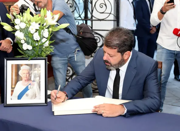 Picardo firma en el Libro de Condolencias