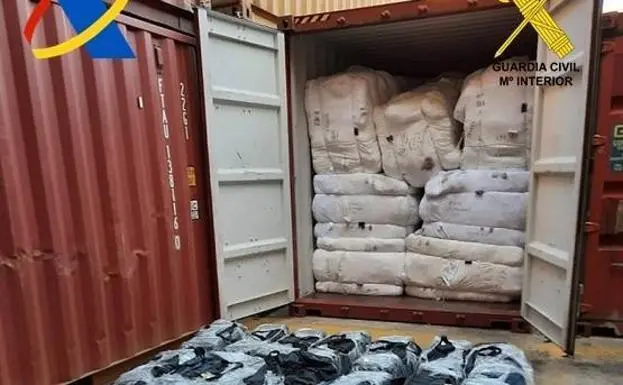Coca&iacute;na intervenida en el interior de un contenedor, en una imagen de archivo