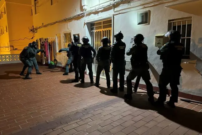 Imagen de la intervenci&oacute;n de la Guardia Civil en una de las viviendas de Tarifa