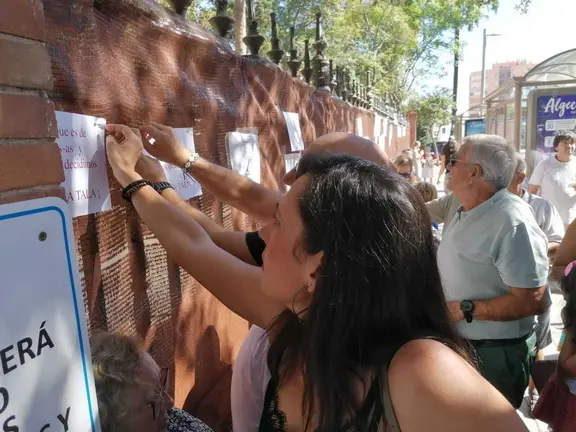 Arrabal, pegando un cartel en el parque