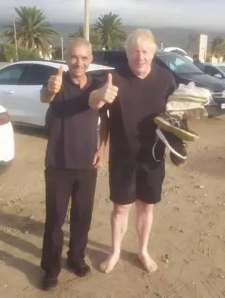 Boris Johnson, junto a un empleado del hostal R&iacute;os