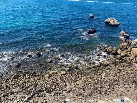 Restos de vertido en la costa gibraltare&ntilde;a