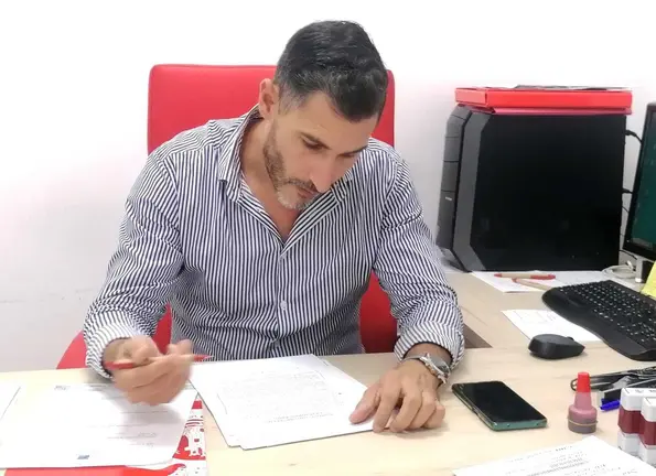 Fran Fern&aacute;ndez trabajando en despacho