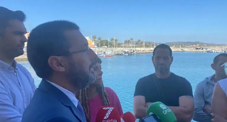 Juan Franco atiende a los periodistas
