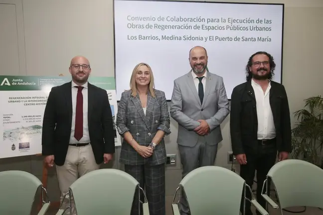 La consejera y los alcaldes del Puerto de Santa Mar&iacute;a, Los Barrios y Medina, en la firma del Convenio