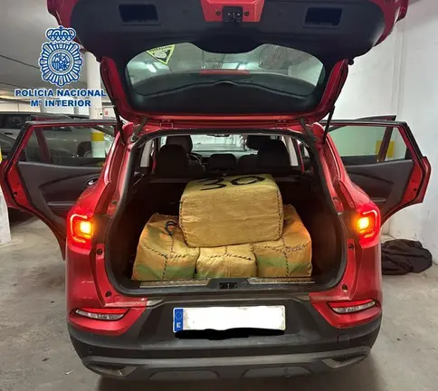 Fardos de hach&iacute;s en el veh&iacute;culo interceptado
