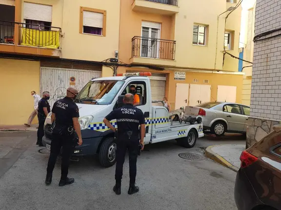 La Polic&iacute;a Local. retirando un veh&iacute;culo