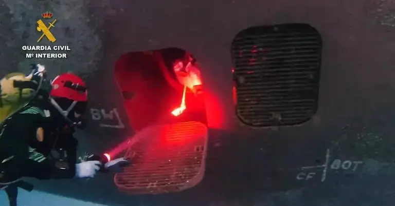 Buzos del GEAS inspeccionan el casco del buque