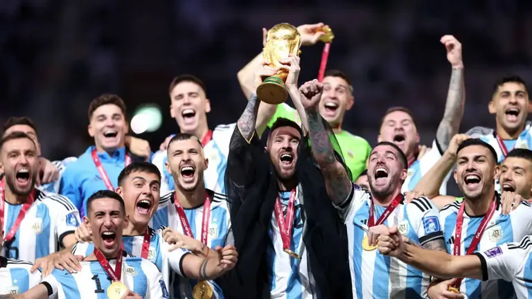 messi-levanta-copa-mundo
