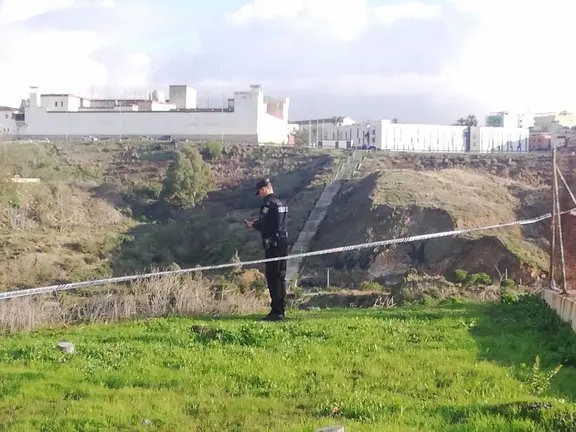 Un agente de la Polic&iacute;a, en el lugar del hallazgo