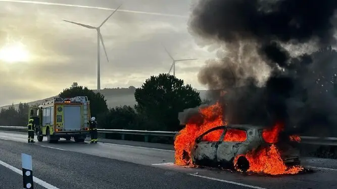 El coche ardiendo en la autov&iacute;a