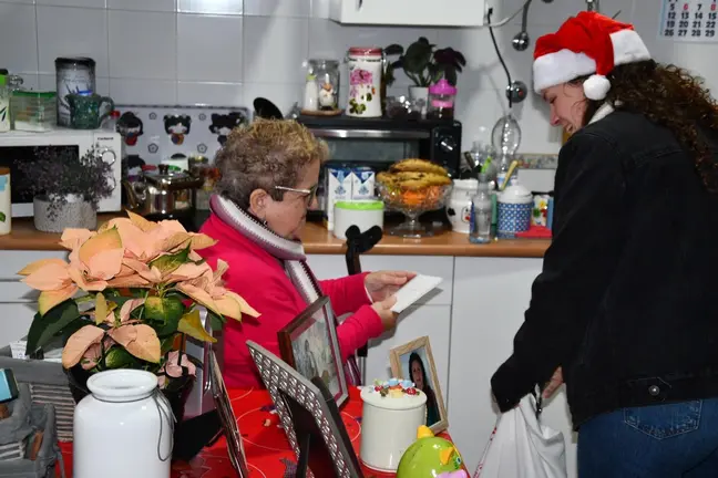 Entrega de postales de Navidad a mayores en San Roque