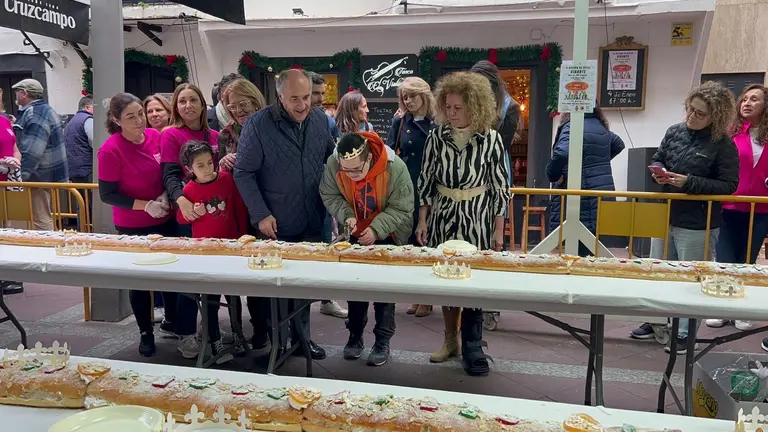 El alcalde, junto al rosc&oacute;n gigante